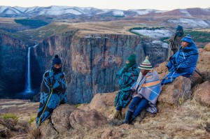 Un capo di una tribù Basuto e quattro pastori a Semonkong, Lesotho. (Chase Guttman / www.typot.com)